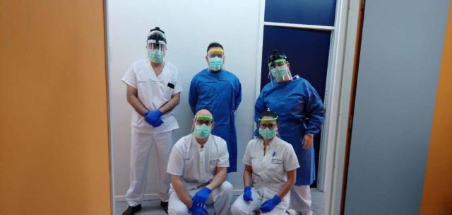 Sanitarios que ya han recibido sus caretas protectoras