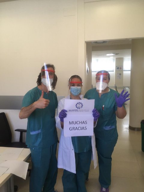 Sanitarios que ya han recibido sus caretas protectoras