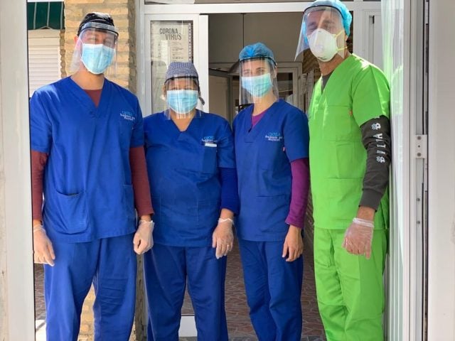 Sanitarios que ya han recibido sus caretas protectoras